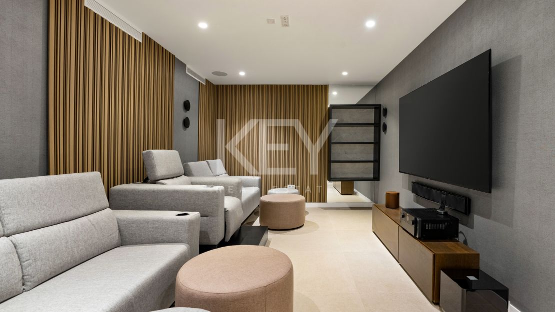 Exceptional Villa just minutes from Los Naranjos Golf Club in Nueva Andalucía, Marbella