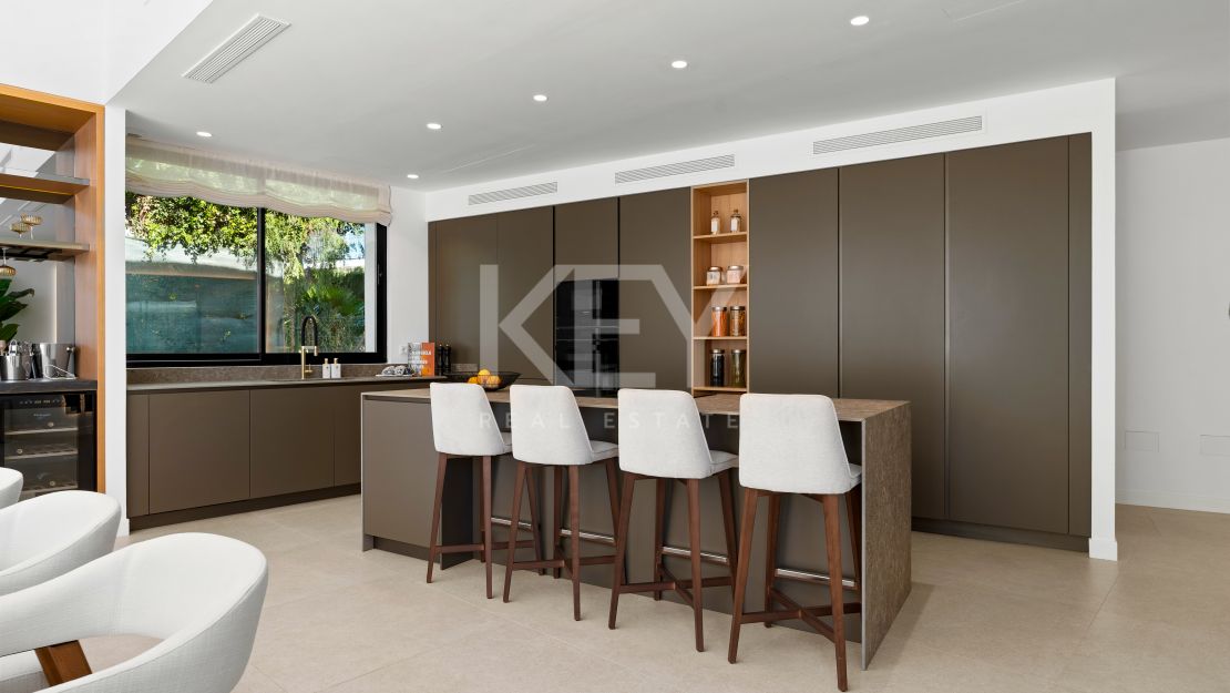 Exceptional Villa just minutes from Los Naranjos Golf Club in Nueva Andalucía, Marbella