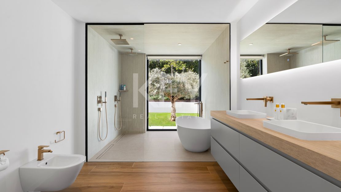 Exceptional Villa just minutes from Los Naranjos Golf Club in Nueva Andalucía, Marbella