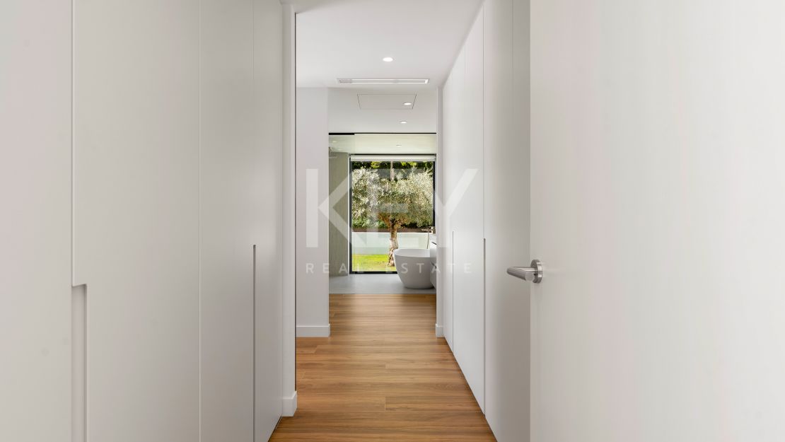 Exceptional Villa just minutes from Los Naranjos Golf Club in Nueva Andalucía, Marbella