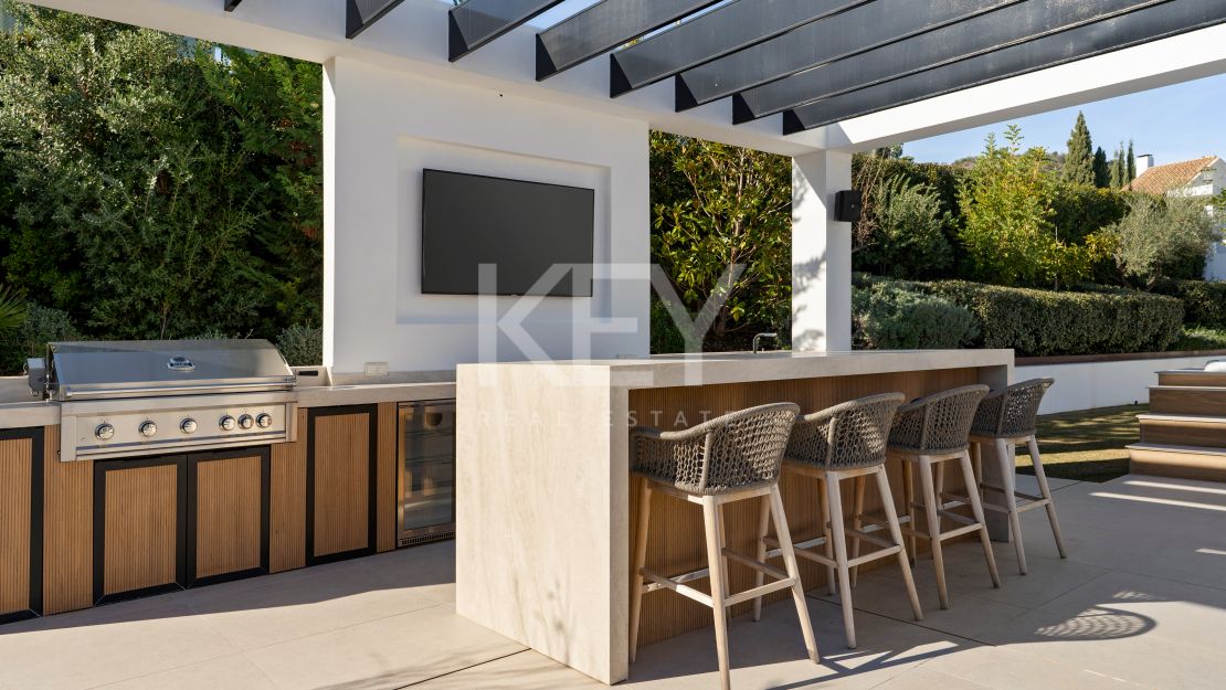 Exceptional Villa just minutes from Los Naranjos Golf Club in Nueva Andalucía, Marbella