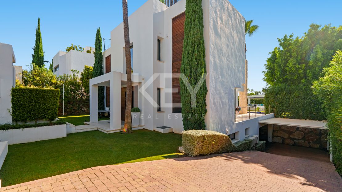 Striking contemporary villa in a secure private community of Nueva Andalucía