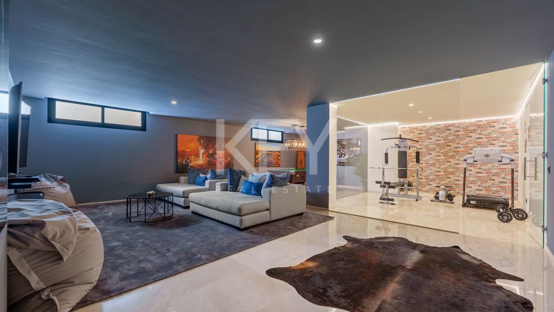 Striking contemporary villa in a secure private community of Nueva Andalucía