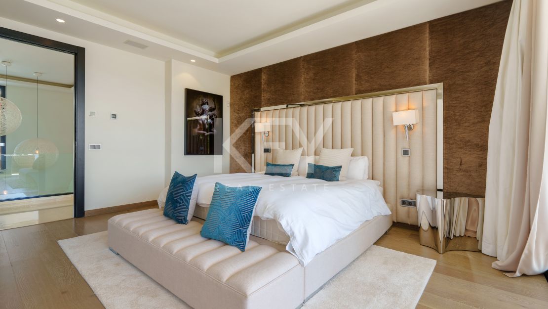 Striking contemporary villa in a secure private community of Nueva Andalucía