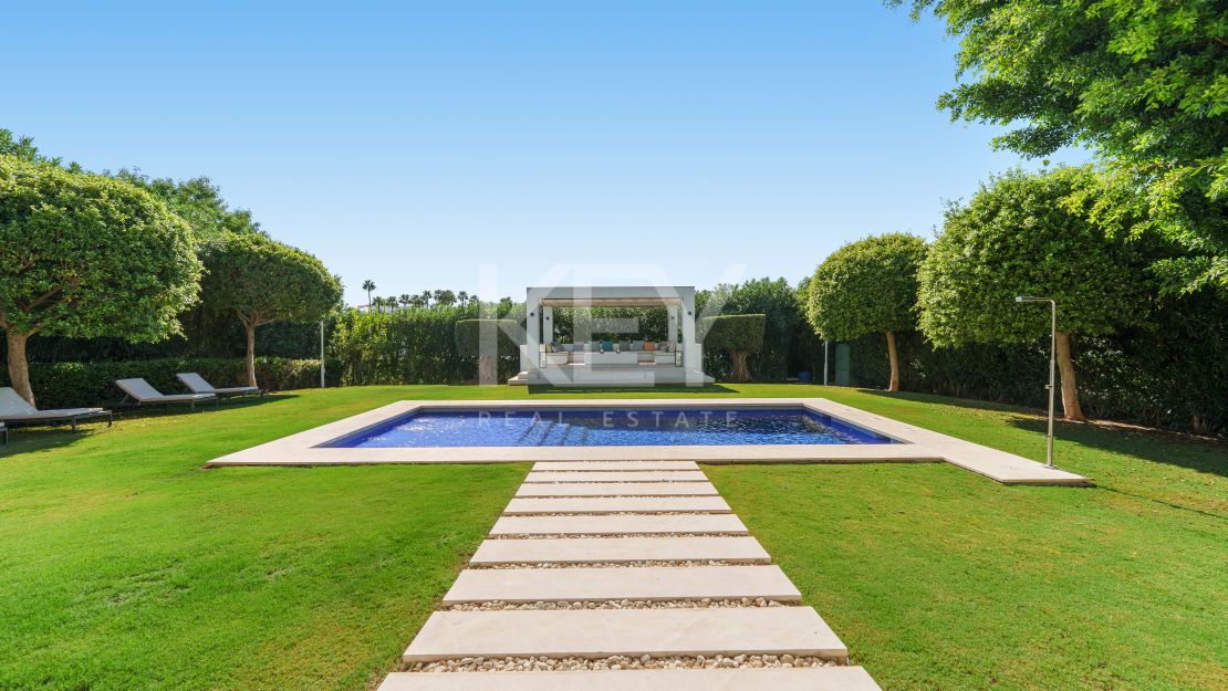 Striking contemporary villa in a secure private community of Nueva Andalucía