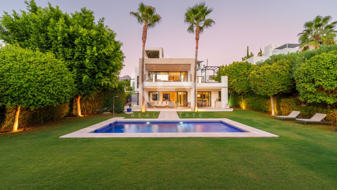 Striking contemporary villa in a secure private community of Nueva Andalucía