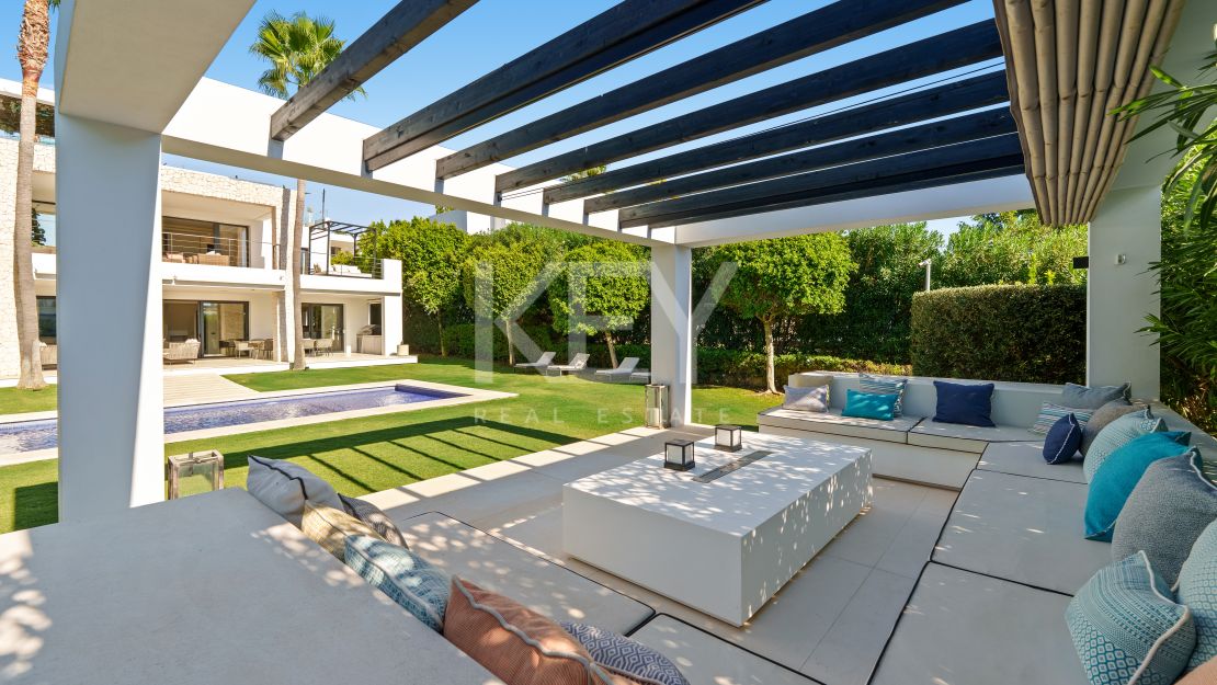 Striking contemporary villa in a secure private community of Nueva Andalucía