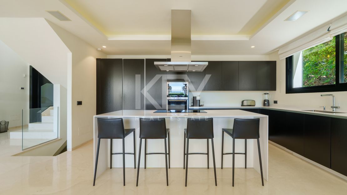 Striking contemporary villa in a secure private community of Nueva Andalucía