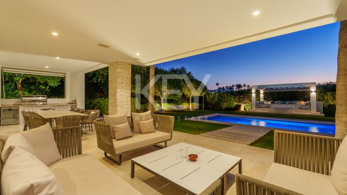 Striking contemporary villa in a secure private community of Nueva Andalucía