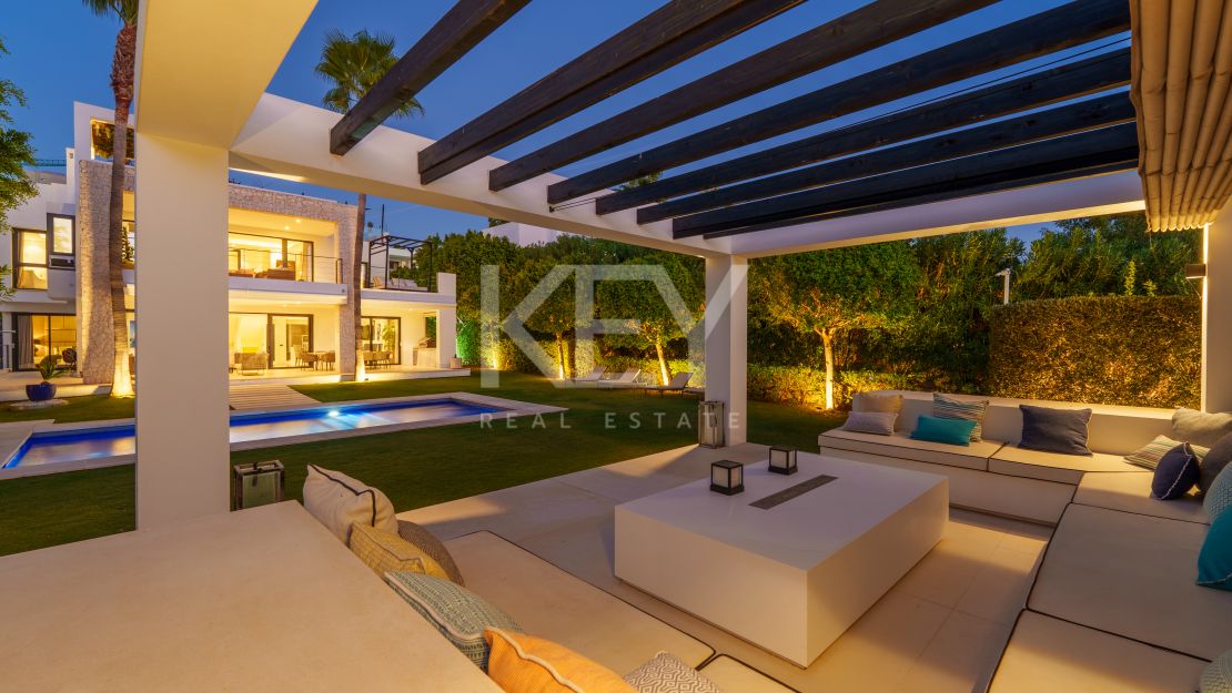Striking contemporary villa in a secure private community of Nueva Andalucía