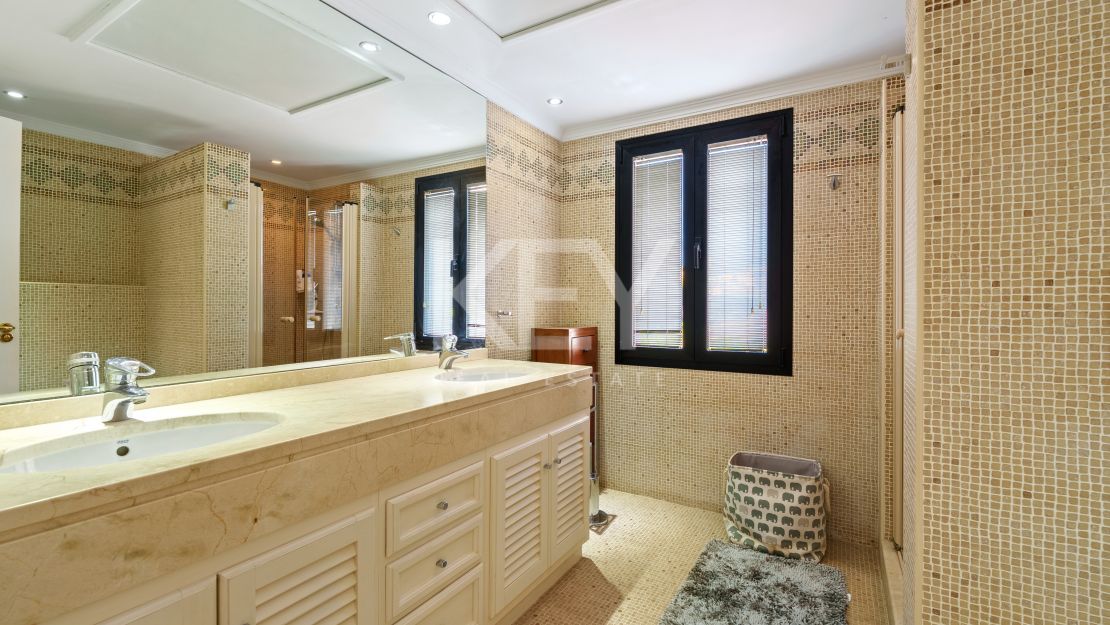 Amazing South Facing Villa on a Privileged Hillside in Benahavis