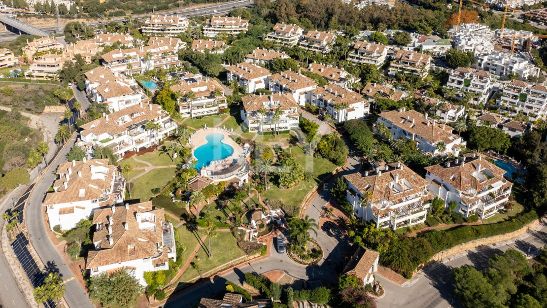 Newly reformed 4 bedroom Marbella Golden Mile apartment with spacious terrace in Monte Paraiso
