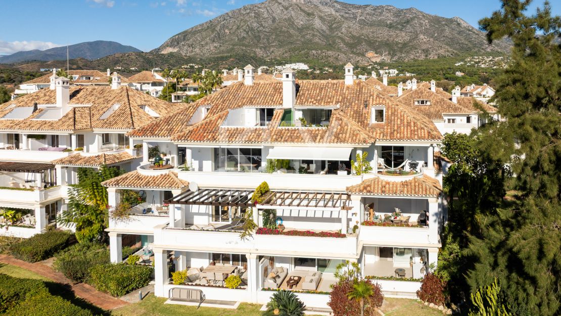 Newly reformed 4 bedroom Marbella Golden Mile apartment with spacious terrace in Monte Paraiso