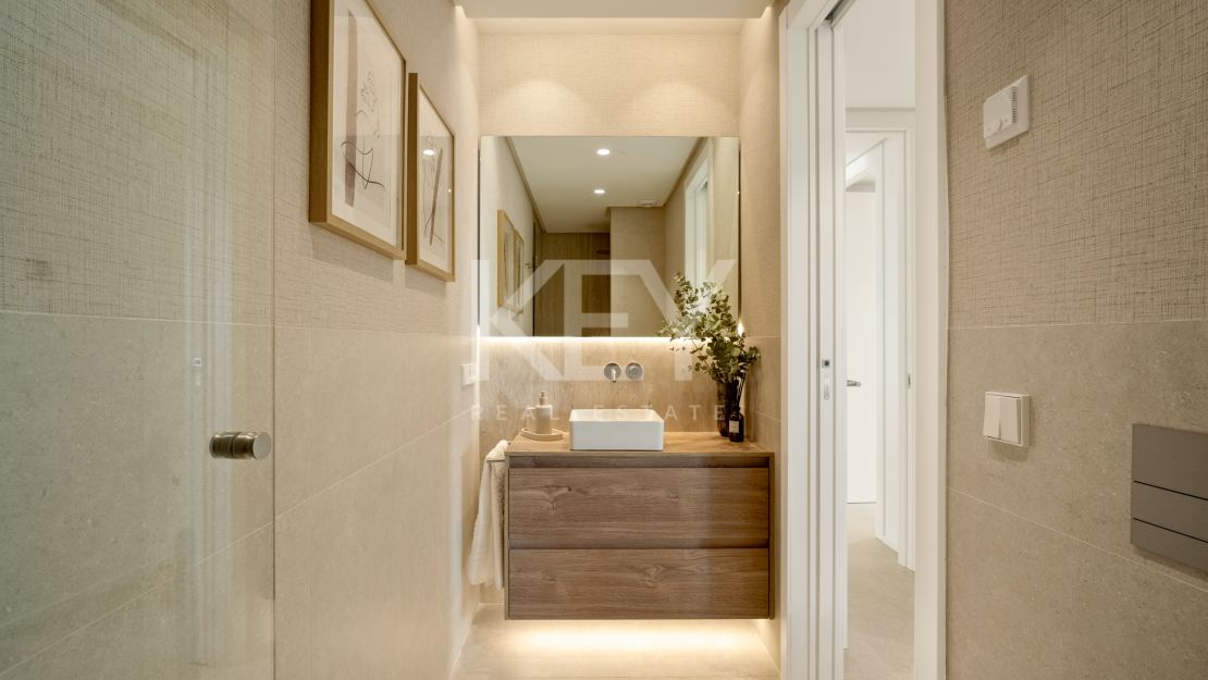 Newly reformed 4 bedroom Marbella Golden Mile apartment with spacious terrace in Monte Paraiso