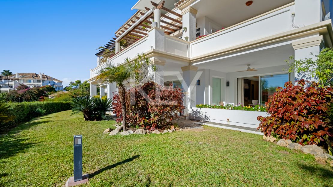 Newly reformed 4 bedroom Marbella Golden Mile apartment with spacious terrace in Monte Paraiso