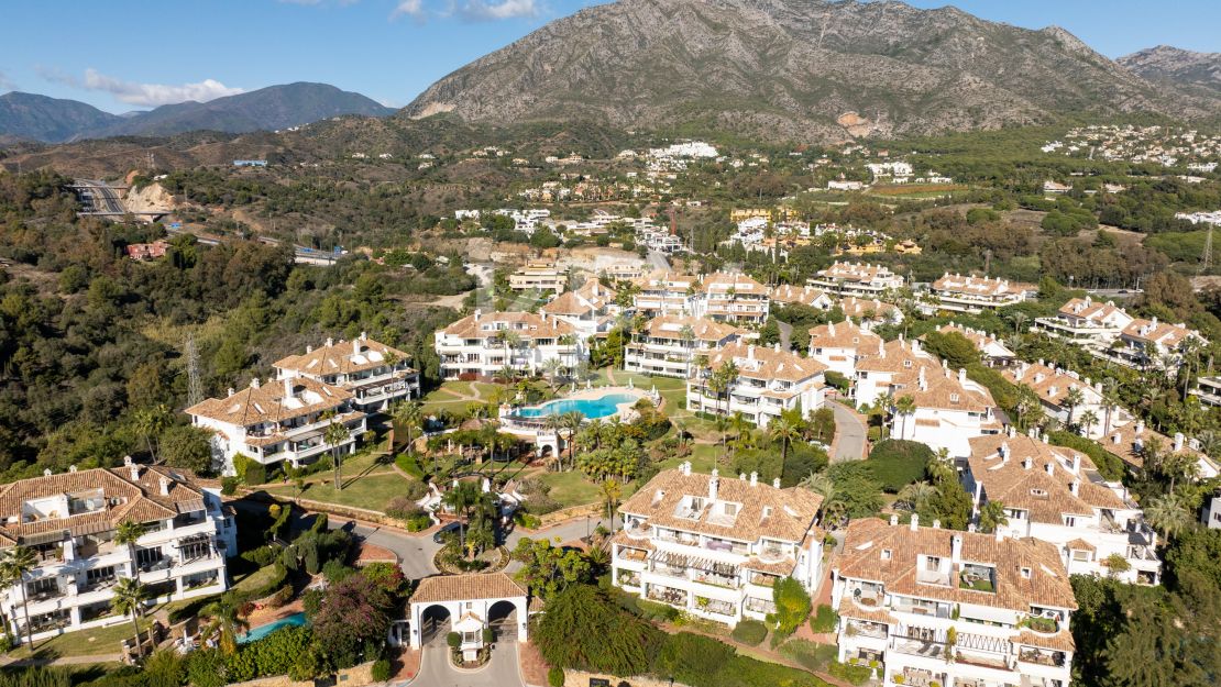 Newly reformed 4 bedroom Marbella Golden Mile apartment with spacious terrace in Monte Paraiso