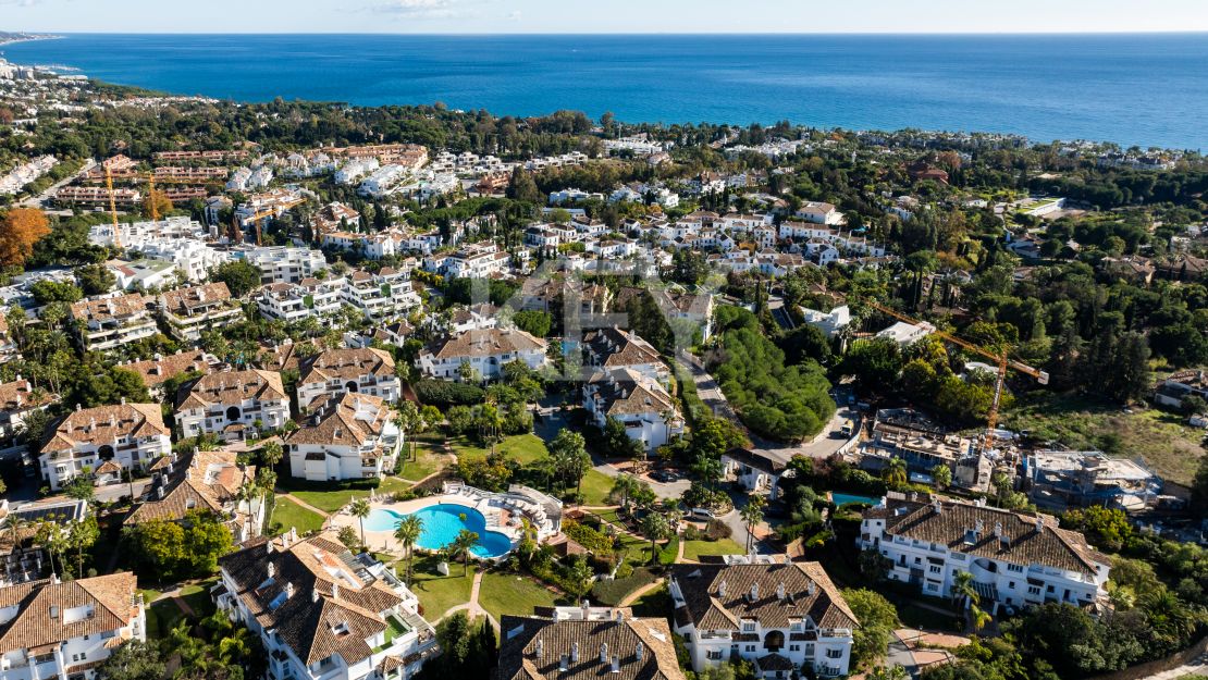 Newly reformed 4 bedroom Marbella Golden Mile apartment with spacious terrace in Monte Paraiso