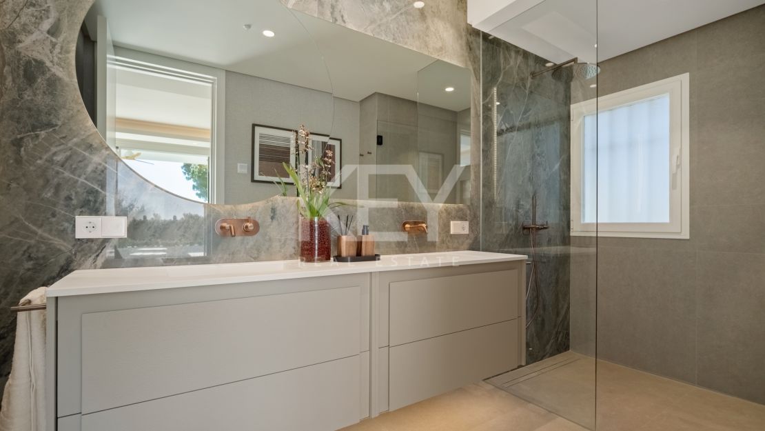 Newly reformed 4 bedroom Marbella Golden Mile apartment with spacious terrace in Monte Paraiso