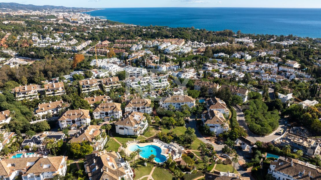 Newly reformed 4 bedroom Marbella Golden Mile apartment with spacious terrace in Monte Paraiso