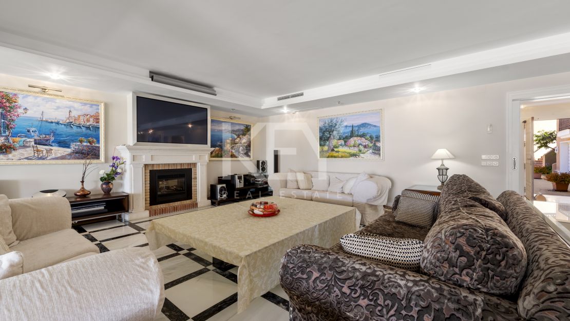 Beachside Luxury Seafront Villa with Montain Viewsin Benamara, Estepona