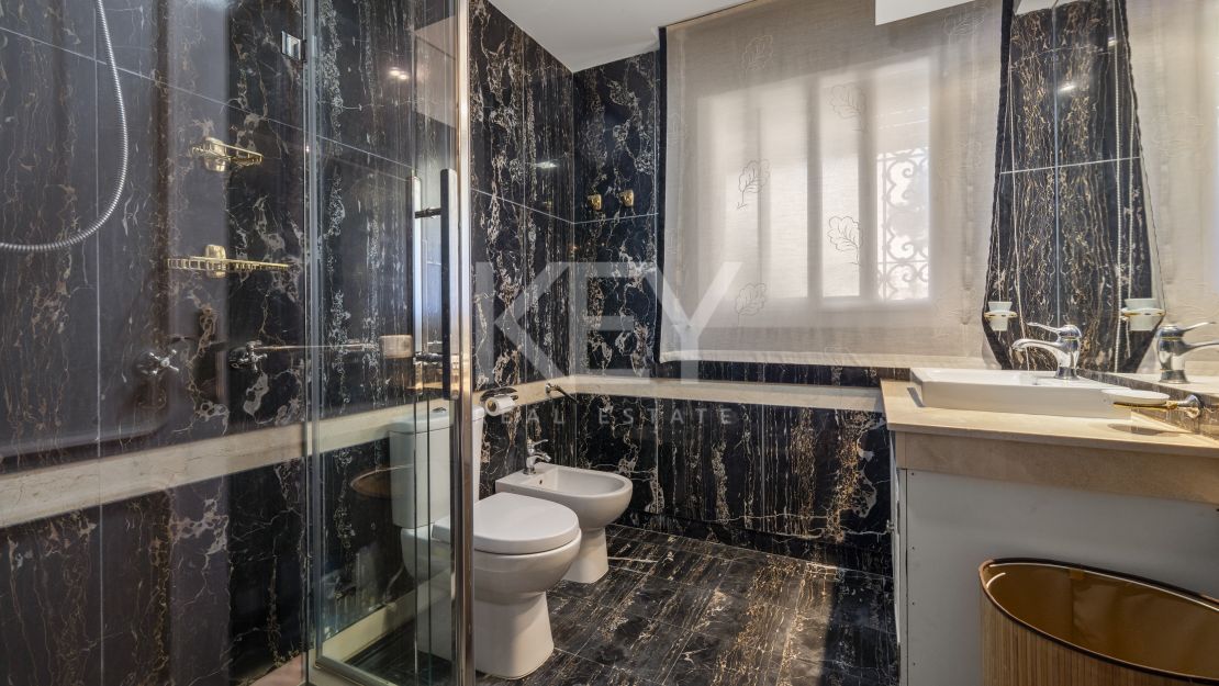 Beachside Luxury Seafront Villa with Montain Viewsin Benamara, Estepona