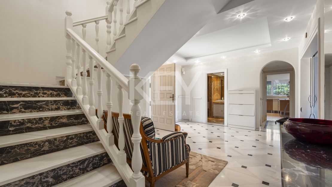 Beachside Luxury Seafront Villa with Montain Viewsin Benamara, Estepona