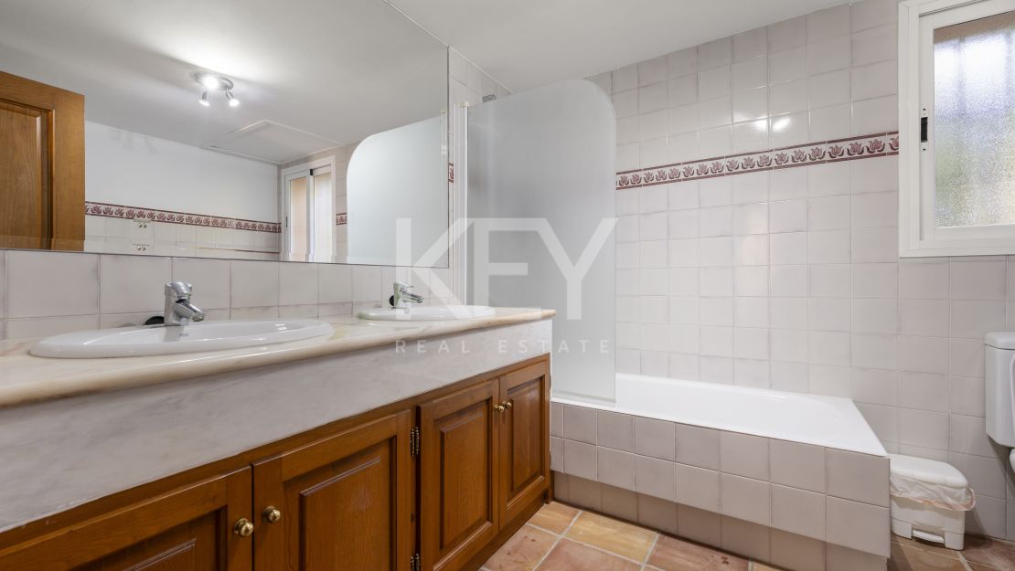 Beachside Luxury Seafront Villa with Montain Viewsin Benamara, Estepona