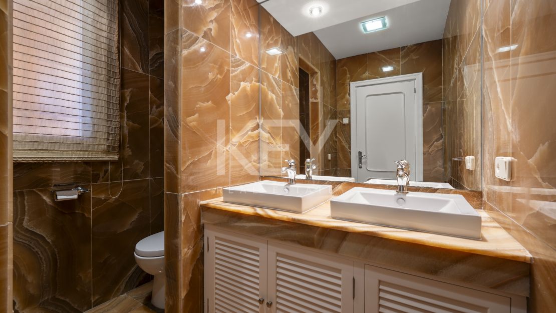 Beachside Luxury Seafront Villa with Montain Viewsin Benamara, Estepona