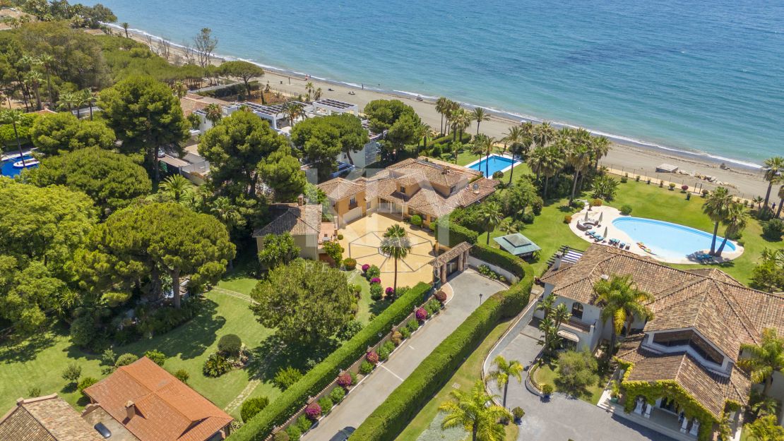 Beachside Luxury Seafront Villa with Montain Viewsin Benamara, Estepona