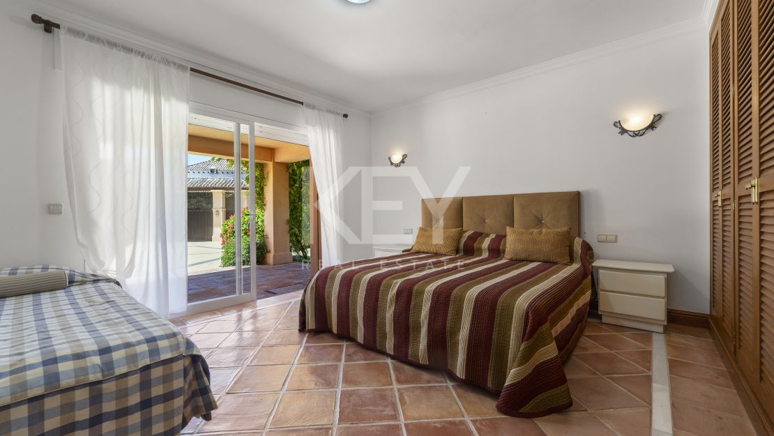 Beachside Luxury Seafront Villa with Montain Viewsin Benamara, Estepona
