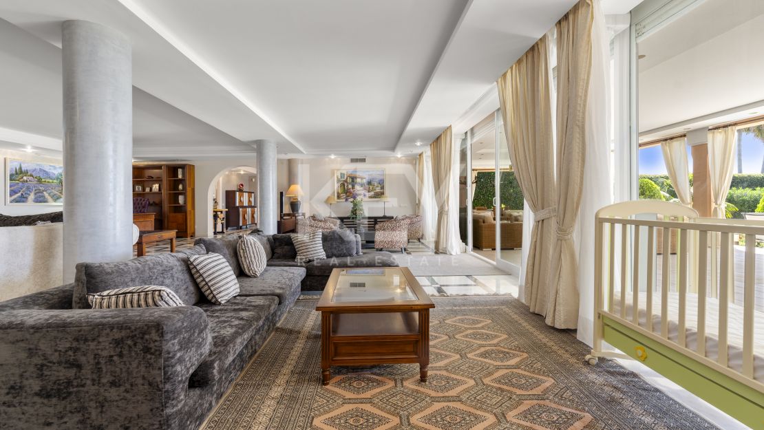 Beachside Luxury Seafront Villa with Montain Viewsin Benamara, Estepona