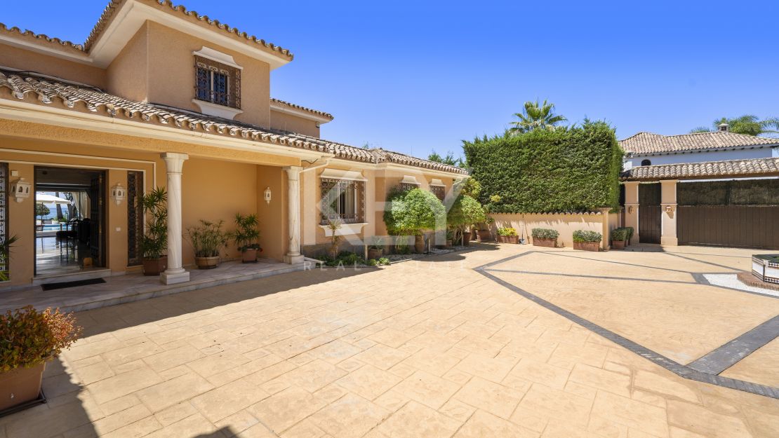 Beachside Luxury Seafront Villa with Montain Viewsin Benamara, Estepona