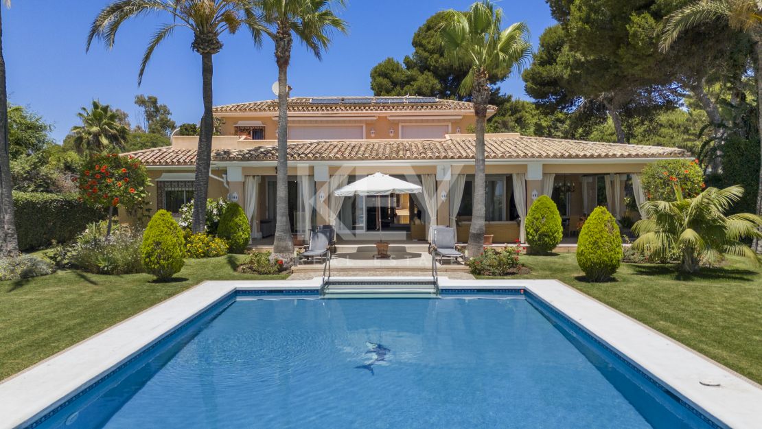 Beachside Luxury Seafront Villa with Montain Viewsin Benamara, Estepona