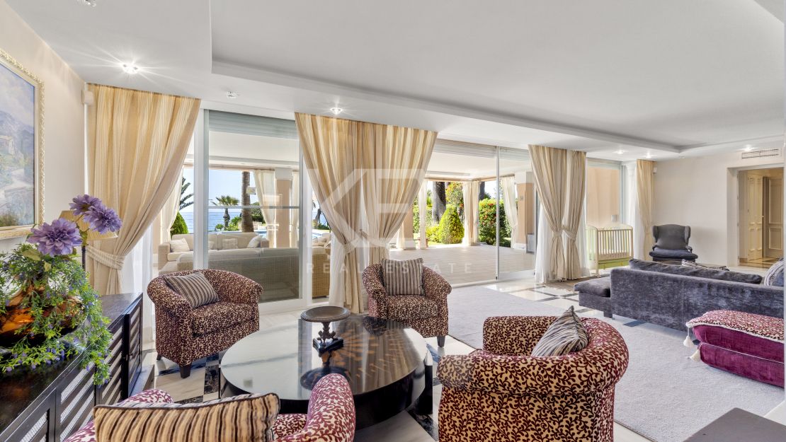 Beachside Luxury Seafront Villa with Montain Viewsin Benamara, Estepona