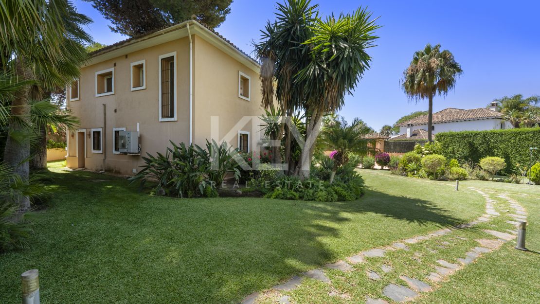 Beachside Luxury Seafront Villa with Montain Viewsin Benamara, Estepona