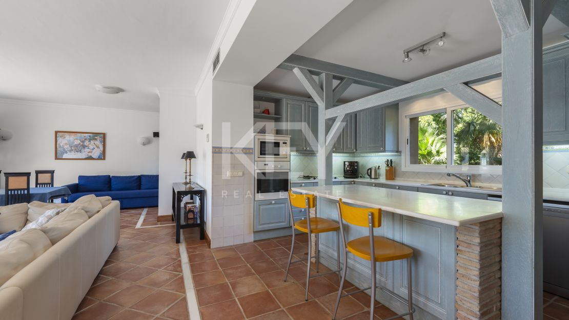 Beachside Luxury Seafront Villa with Montain Viewsin Benamara, Estepona