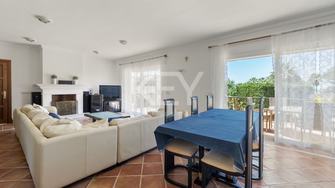 Beachside Luxury Seafront Villa with Montain Viewsin Benamara, Estepona