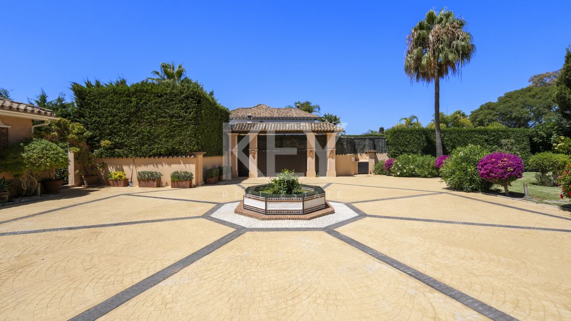 Beachside Luxury Seafront Villa with Montain Viewsin Benamara, Estepona