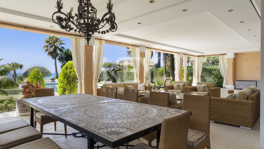 Beachside Luxury Seafront Villa with Montain Viewsin Benamara, Estepona