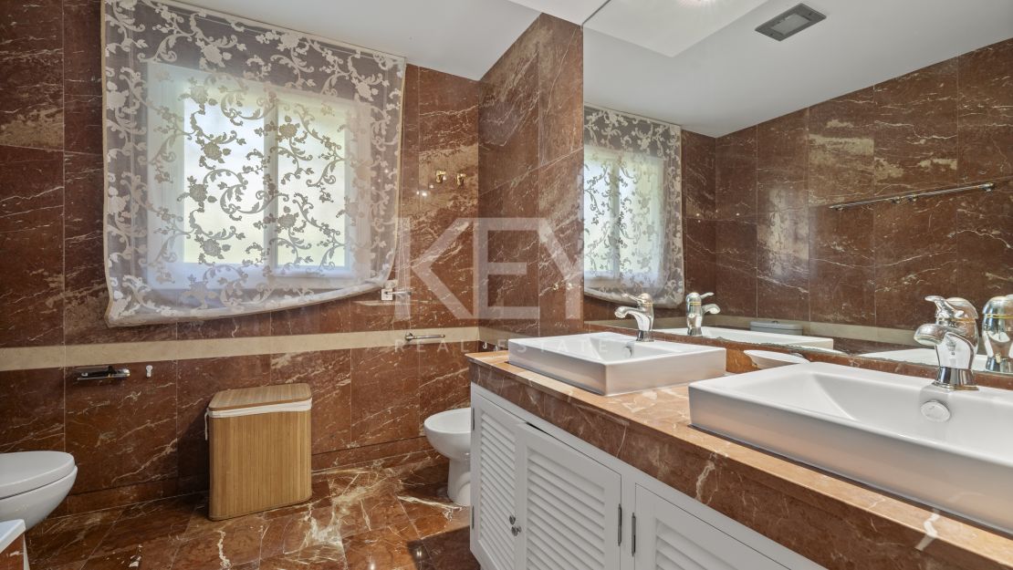 Beachside Luxury Seafront Villa with Montain Viewsin Benamara, Estepona