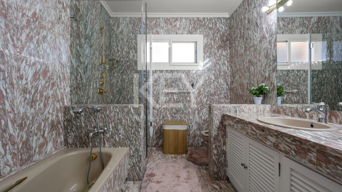 Beachside Luxury Seafront Villa with Montain Viewsin Benamara, Estepona