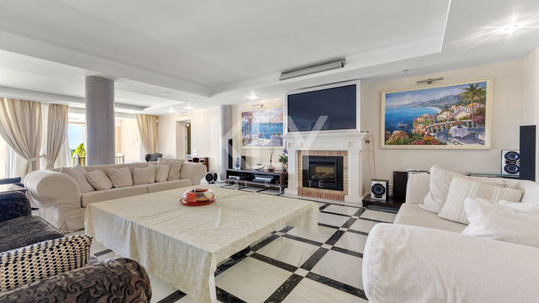 Beachside Luxury Seafront Villa with Montain Viewsin Benamara, Estepona