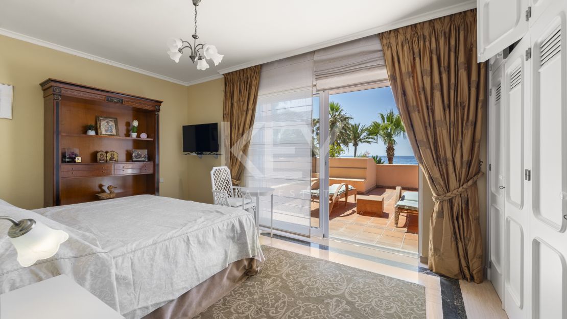 Beachside Luxury Seafront Villa with Montain Viewsin Benamara, Estepona