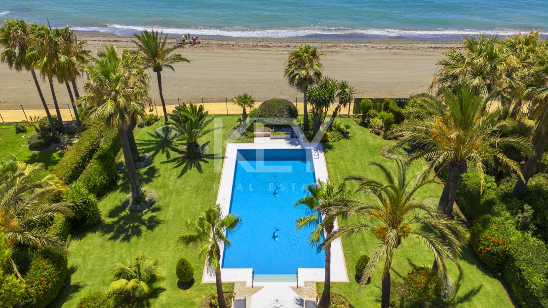 Beachside Luxury Seafront Villa with Montain Viewsin Benamara, Estepona