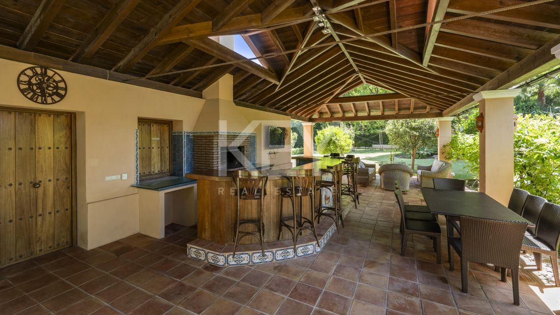 Beachside Luxury Seafront Villa with Montain Viewsin Benamara, Estepona