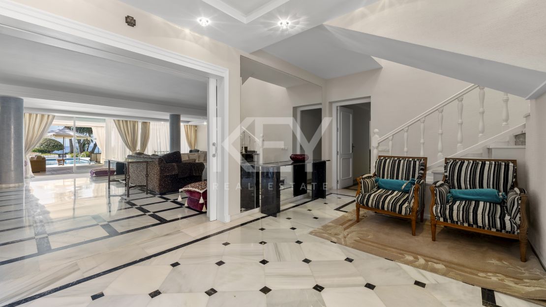 Beachside Luxury Seafront Villa with Montain Viewsin Benamara, Estepona