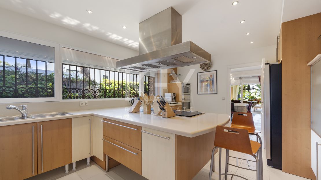 Beachside Luxury Seafront Villa with Montain Viewsin Benamara, Estepona