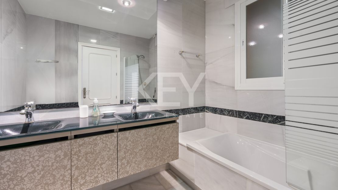 Beachside Luxury Seafront Villa with Montain Viewsin Benamara, Estepona