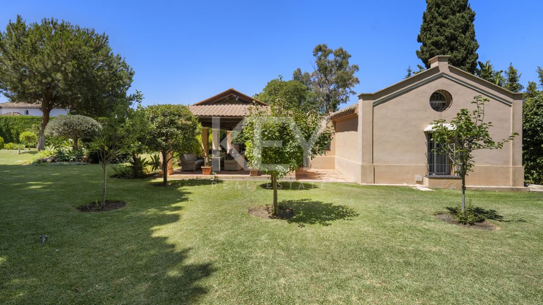 Beachside Luxury Seafront Villa with Montain Viewsin Benamara, Estepona