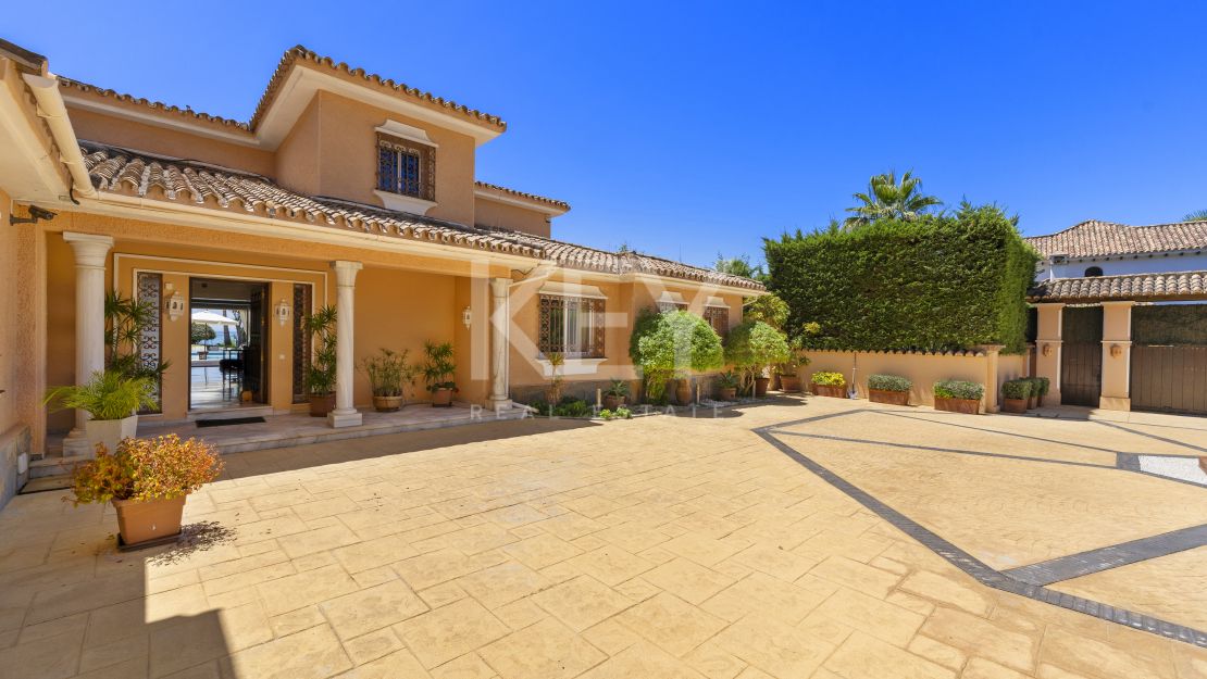 Beachside Luxury Seafront Villa with Montain Viewsin Benamara, Estepona